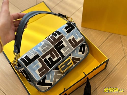 شنطة فندي Baguette ( متوفرة بحجمين )