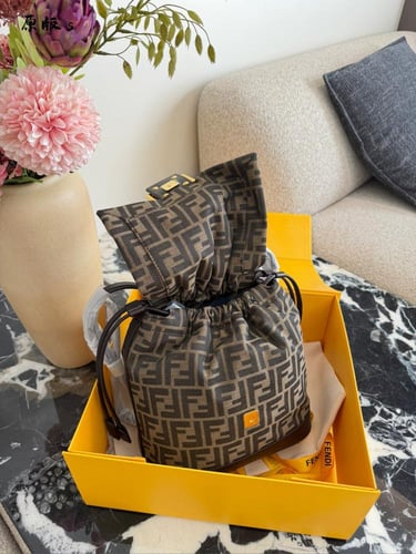 شنطة ظهر فندي