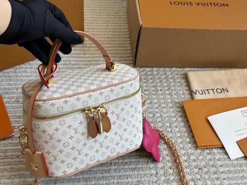 شنطة لويس فيتون Nice BB Vanity (متوفره بلونين)