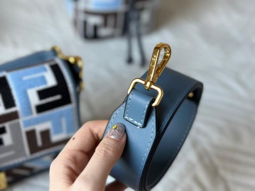 شنطة فندي Baguette ( متوفرة بحجمين )