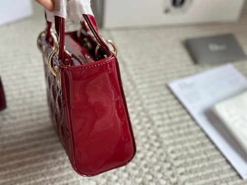 شنطة ليدي ديور لمعه ( باحجام متعدده )