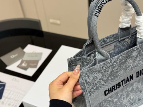 شنطة ديور Book tote