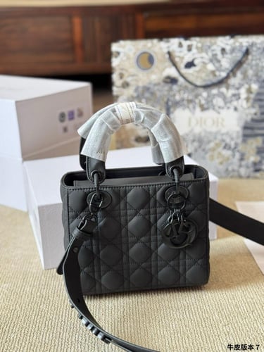 شنطة ليدي ديور Lady Dior (متوفرة بعدة احجام)
