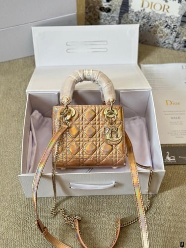 شنطة ليدي ديور Lady Dior (متوفرة بعدة احجام والوان...