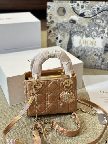 شنطة ليدي ديور Lady Dior (متوفرة بعدة احجام والوان...
