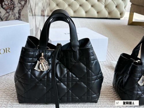 شنطة ديور Toujours (متوفرة بعدة الوان وبحجمين)