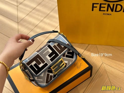 شنطة فندي Baguette ( متوفرة بحجمين )