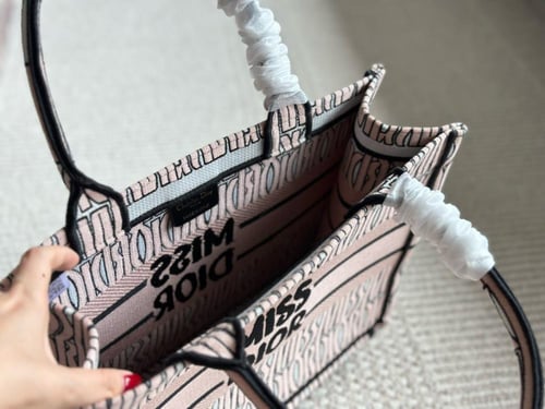 شنطة ديور Book tote (متوفرة بعدة الوان)