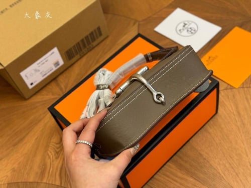 شنطة هرمز ديلا Della ( متوفرة بعدة الوان )