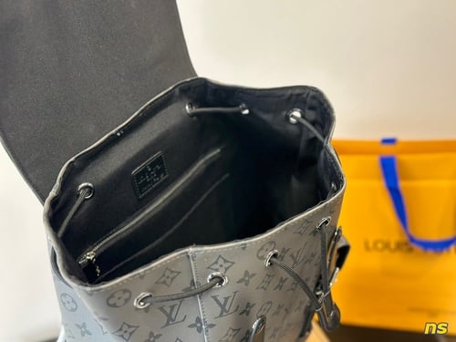 شنطة ظهر لويس فيتون Discovery ( بالوان متعددة )