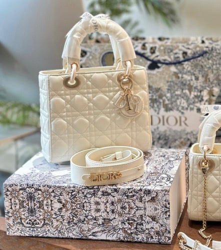شنطة ليدي ديور Lady Dior (متوفرة بعدة احجام)
