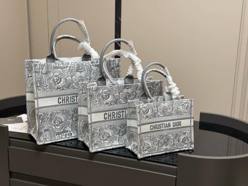 شنطة ديور Book tote (متوفرة بعدة احجام)
