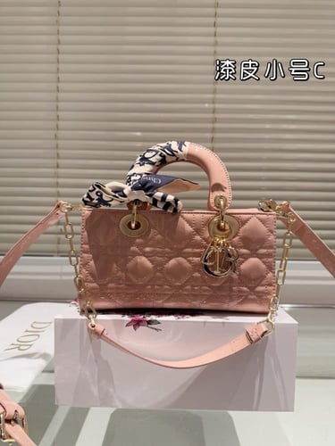 شنطة ليدي ديور 22cm Lady Dior (متوفرة بعدة الوان)