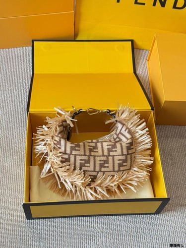 شنطة فندي (متوفرة بعدة الوان)