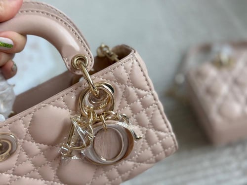 شنطة ليدي ديور Lady Dior (متوفرة بعدة احجام)