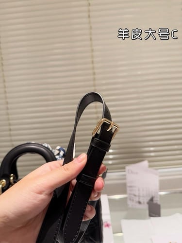 شنطة ليدي ديور 26cm Lady Dior (متوفرة بعدة الوان)