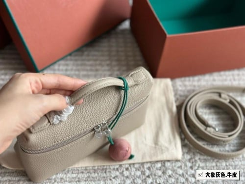 شنطة لورو بيانا ( متوفرة بعدة الوان )