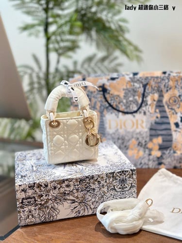 شنطة ديور ميني 13cm Lady Dior mini (متوفرة بعدة ال...