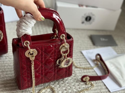 شنطة ليدي ديور لمعه ( باحجام متعدده )