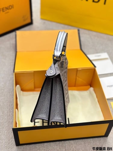 شنطة فندي بيكابو كريستال