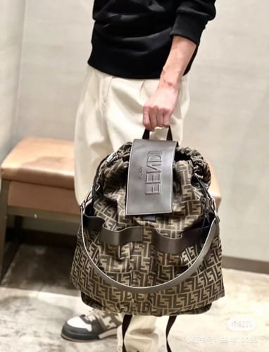 شنطة ظهر فندي ( بالوان متعددة )