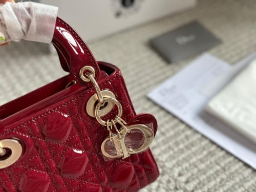 شنطة ليدي ديور لمعه ( باحجام متعدده )