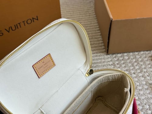 شنطة لويس فيتون Nice BB Vanity (متوفره بلونين)