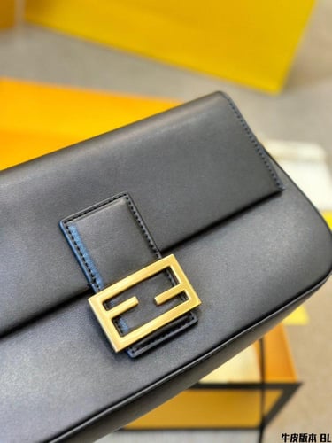 شنطة فندي فضي Baguette