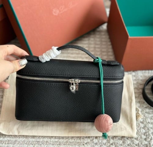 شنطة لورو بيانا ( متوفرة بعدة الوان )