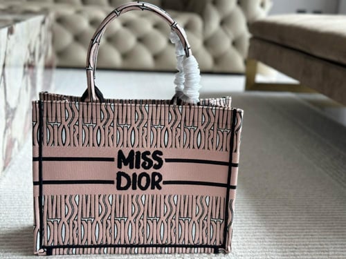 شنطة ديور Book tote (متوفرة بعدة الوان)