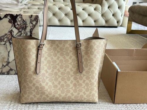 شنطة كوتش tote (متوفرة بلونين)