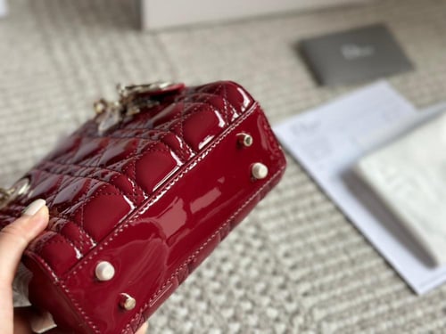 شنطة ليدي ديور لمعه ( باحجام متعدده )