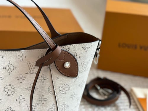 شنطة لويس فيتون Hina (متوفرة بعدة الوان)