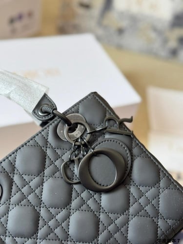 شنطة ليدي ديور Lady Dior (متوفرة بعدة احجام)