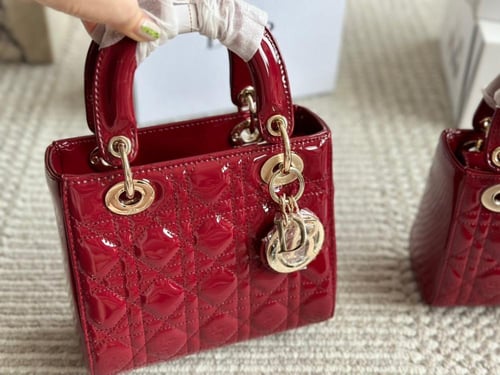 شنطة ليدي ديور لمعه ( باحجام متعدده )