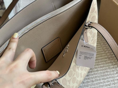 شنطة كوتش tote (متوفرة بلونين)