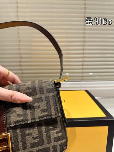 شنطة فندي باقيت Baguette (متوفرة بلونين)