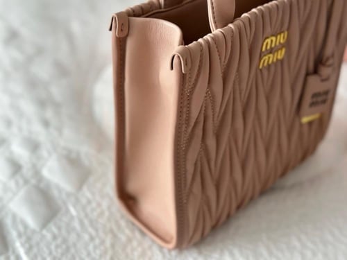 شنطة ميو ميو Matelasse ( متوفرة بعدة الوان )