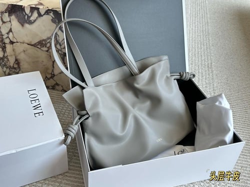 شنطة لويفي Loewe (متوفرة بعدة الوان)