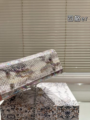 شنطة ليدي ديور Lady Dior (متوفرة بعدة احجام)