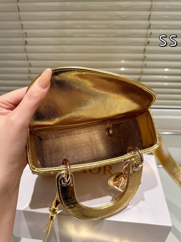 شنطة ليدي ديور Lady Dior (متوفرة بعدة الوان)
