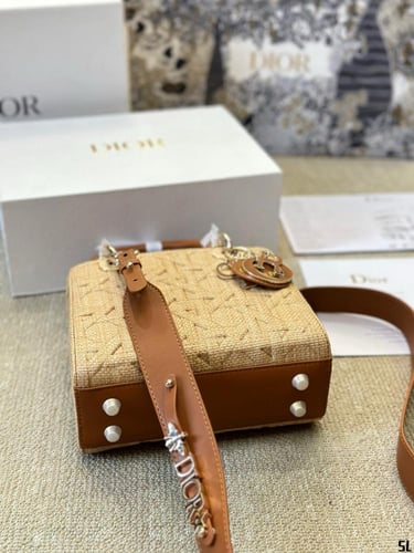 شنطة ليدي ديور Lady Dior (متوفرة بعدة احجام)