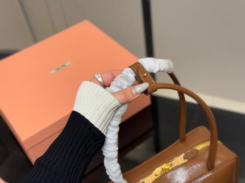 شنطة ميو ميو Arcadie لماع 28cm ( متوفر بعدة الوان...