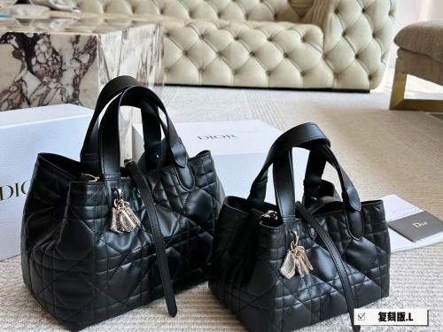 شنطة ديور Toujours (متوفرة بعدة الوان وبحجمين)