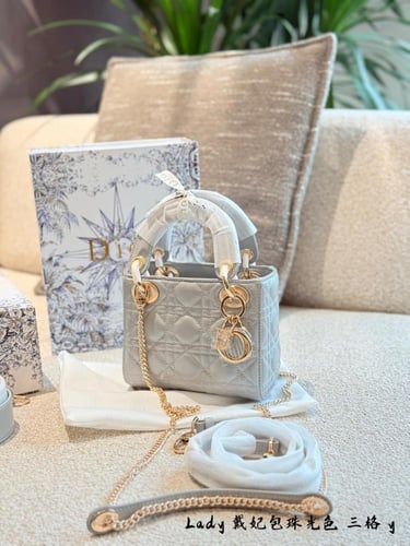 شنطة ليدي ديور Lady Dior (متوفرة بعدة احجام)