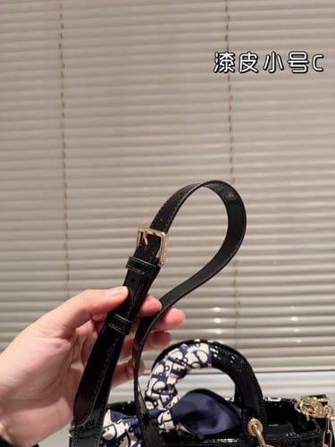 شنطة ليدي ديور 22cm Lady Dior (متوفرة بعدة الوان)