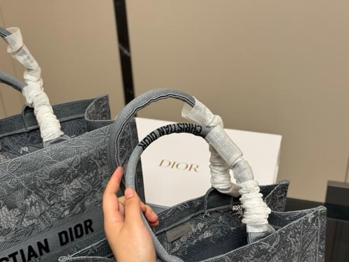 شنطة ديور Book tote (متوفرة بحجمين)