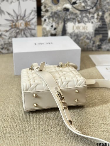 شنطة ليدي ديور Lady Dior (متوفرة بعدة احجام)