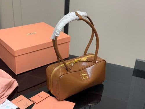 شنطة ميو ميو Arcadie لماع 28cm ( متوفر بعدة الوان...