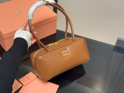 شنطة ميو ميو Arcadie لماع 28cm ( متوفر بعدة الوان...